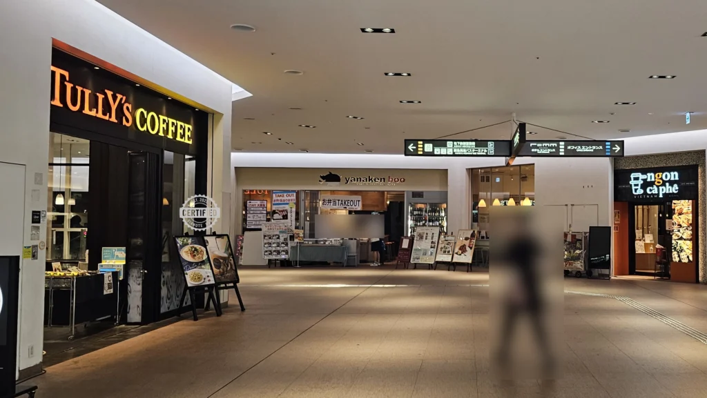 Tully’s Coffee located by the exit of Shin-Osaka Station. It serves as a useful landmark when looking for the exit toward Courtyard by Marriott Shin-Osaka Station Hotel.